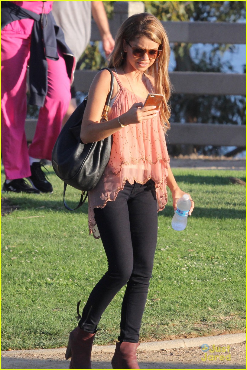 Sarah Hyland & Julie Bowen Hide Behind Tree During 'Modern Family' Filming