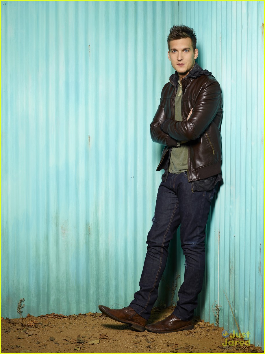 Scott Michael Foster Thanks Fans Following [SPOILER] on 'Chasing Life'