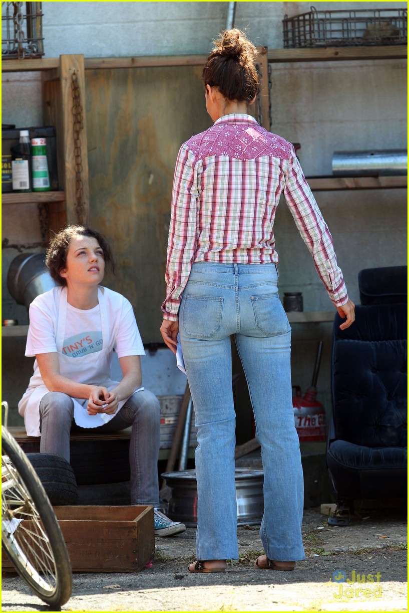 Stefania Owen Hugs Luke Wilson On 'All We Had' Set