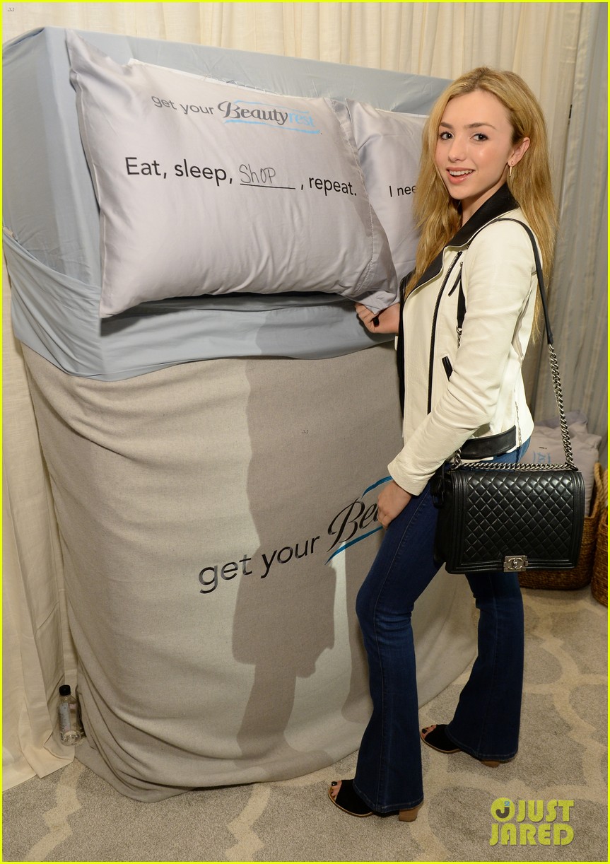 Zendaya & Peyton List Get In 'Extra' Lounge Time During Emmys Weekend