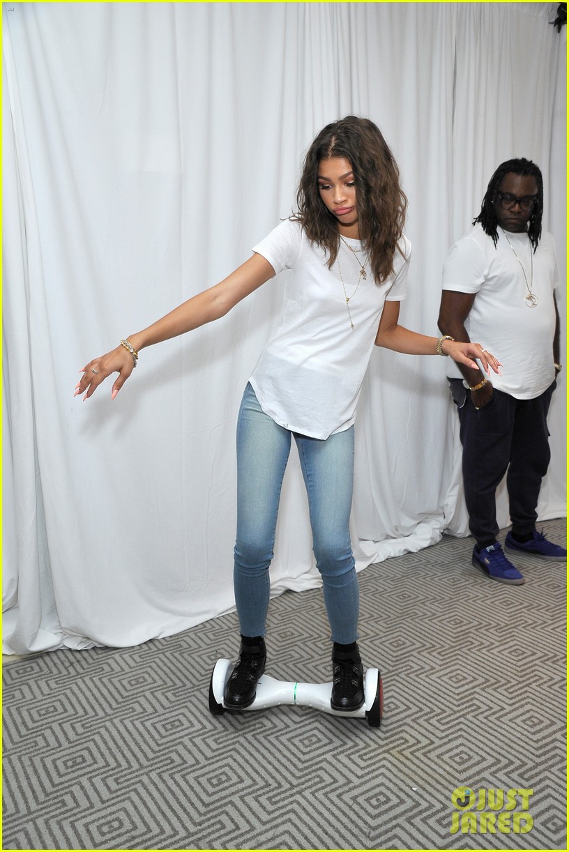Zendaya & Peyton List Get In 'Extra' Lounge Time During Emmys Weekend