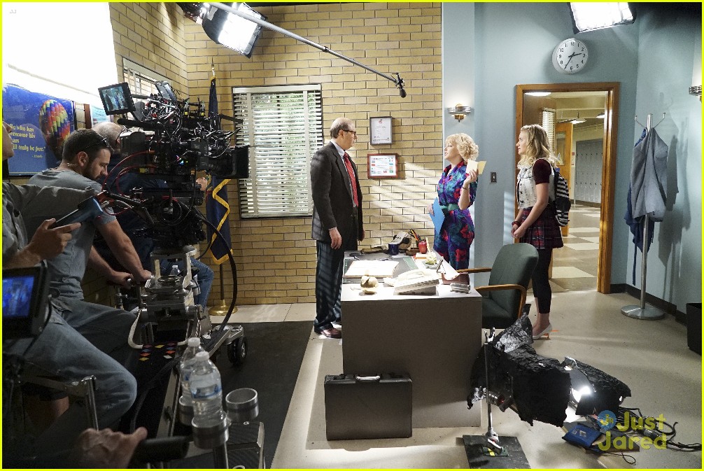 Lainey, Erica & Barry Throw The Best 'Goldbergs' Season Premiere Party Ever!