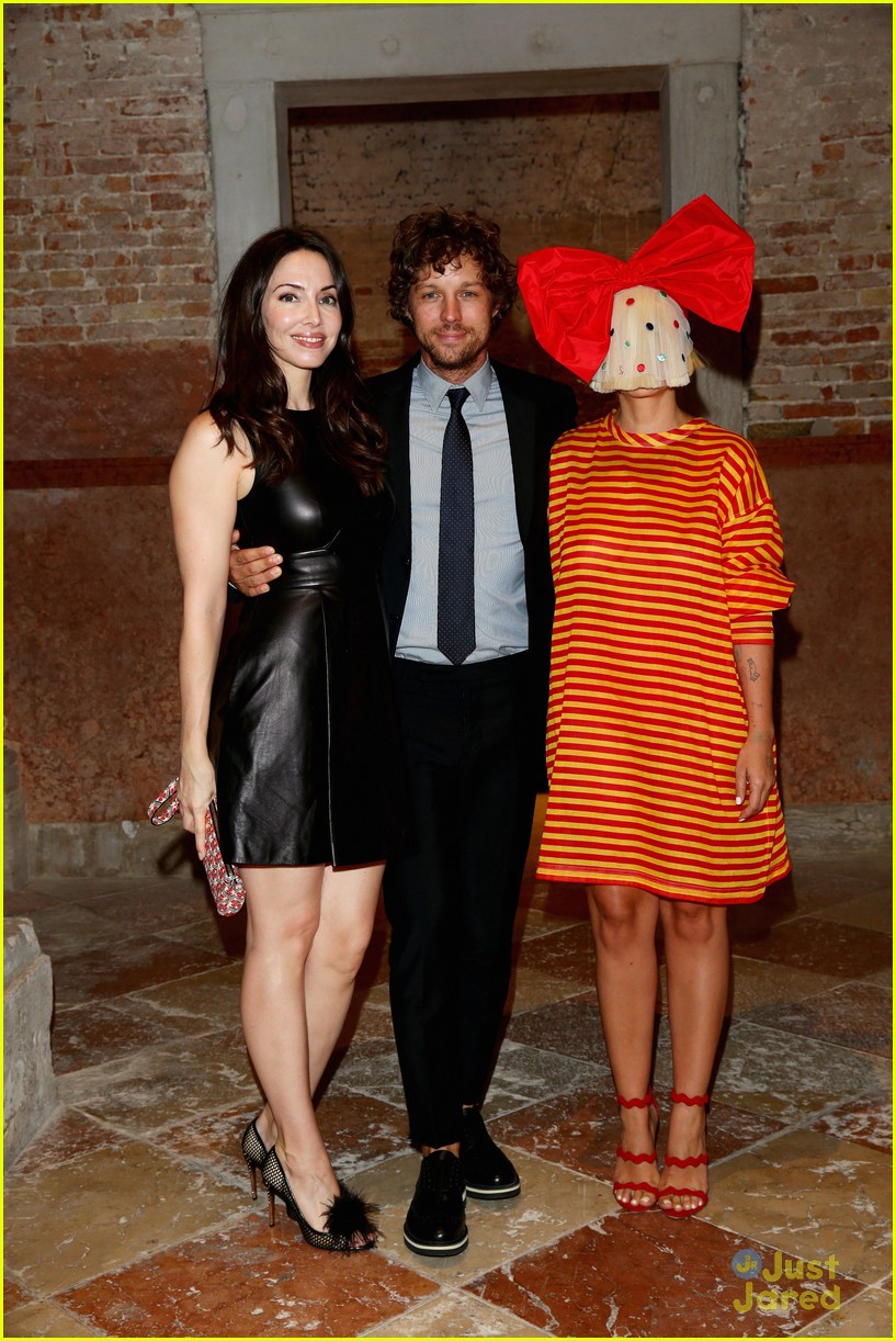 Hailee Steinfeld & Julia Garner Bring Chic Style to Miu Miu's Venice Dinner!