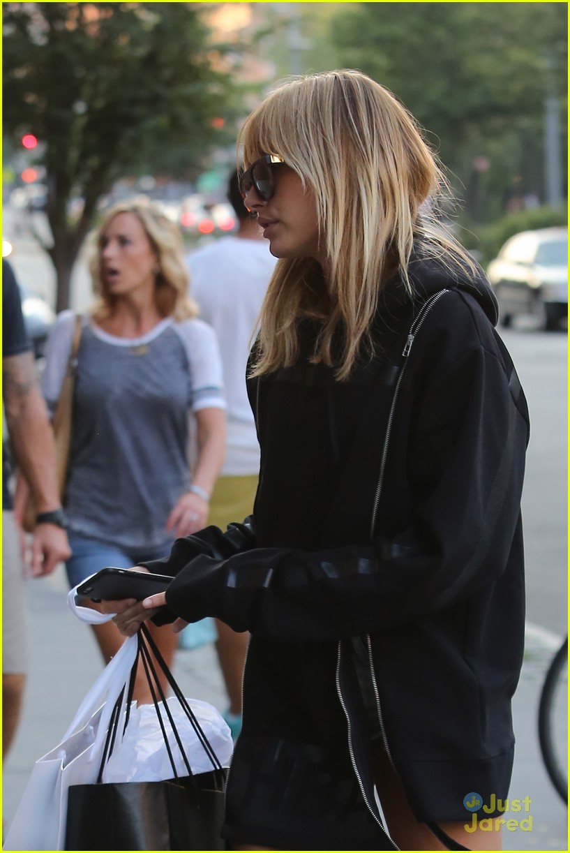 Hailey Baldwin Shows Off New Bangs In NYC With Kendall Jenner