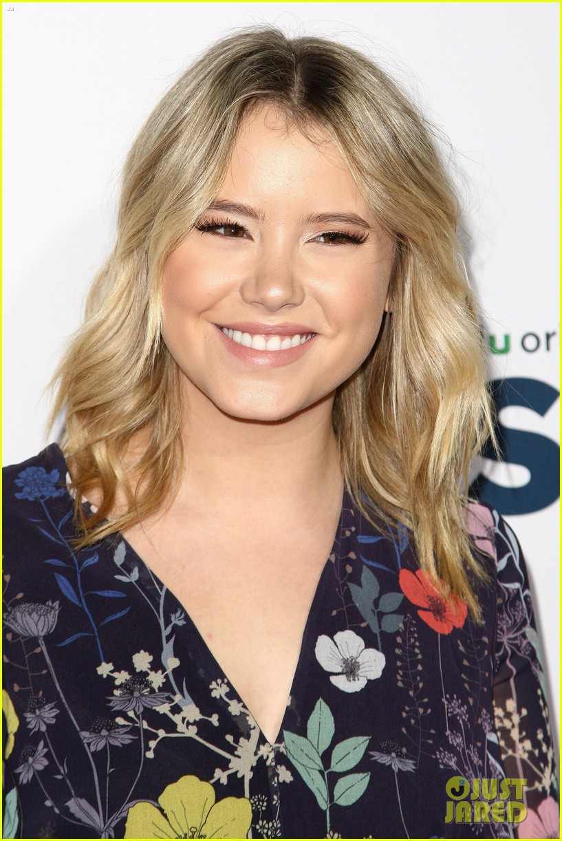 Taylor Spreitler is Pretty at the 'Casual' Premiere