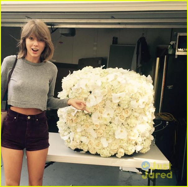 Taylor Swift Got Beautiful Flowers from Kanye West!