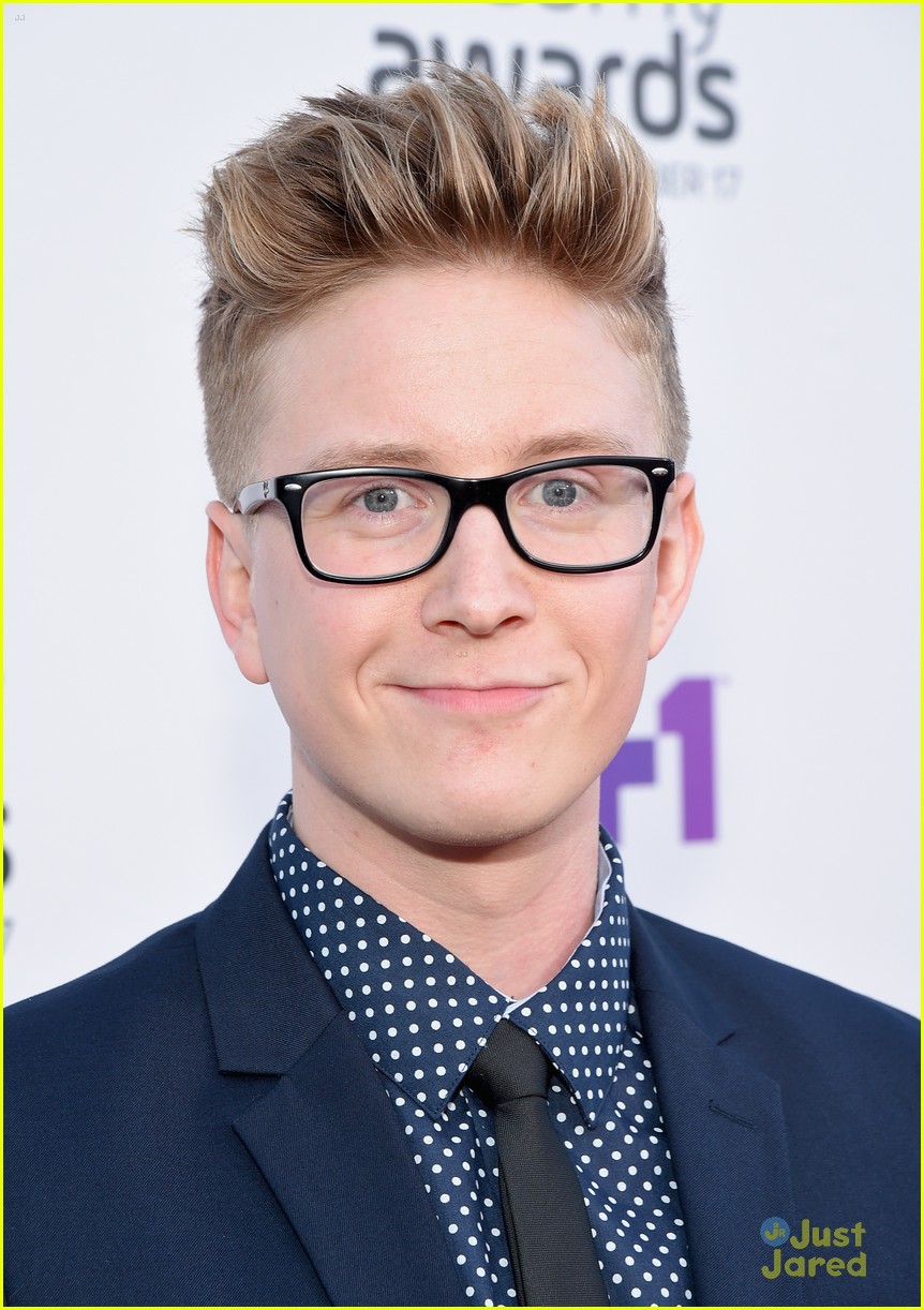 Tyler Oakley & Grace Helbig Host The Streamy Awards 2015 - See Winners List Here!