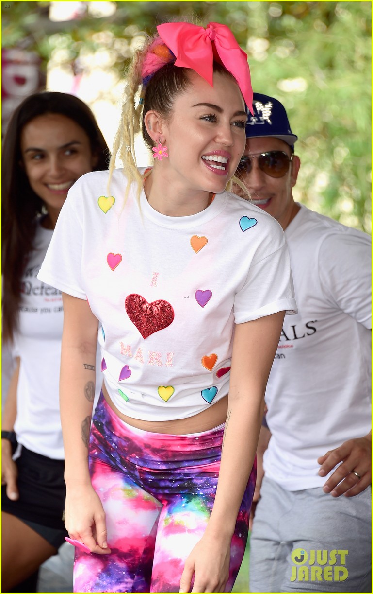 Miley Cyrus Joins L.A County Walk To Defeat ALS