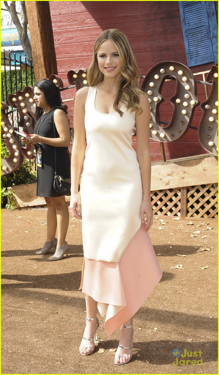 Dylan Minnette & Kerris Dorsey Couple Up For 'Goosebumps' Premiere