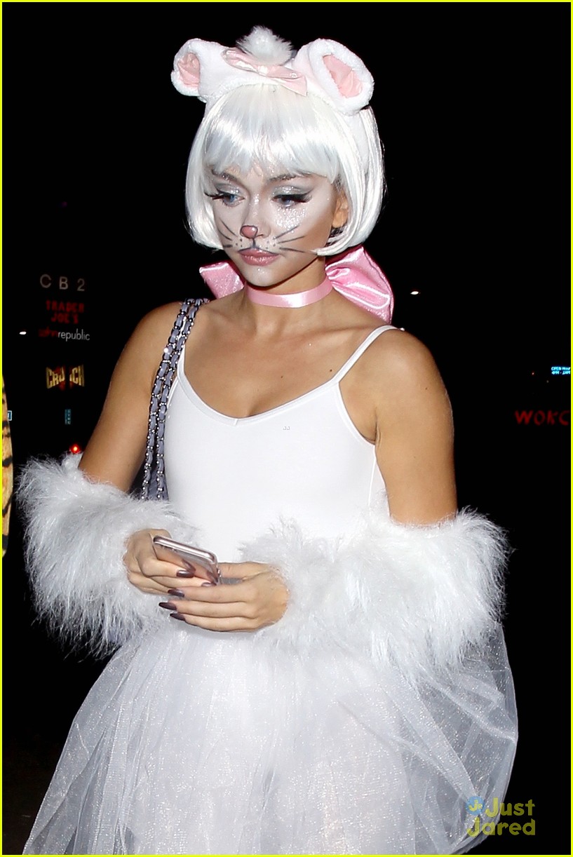 Sarah Hyland Has The Cutest 'Aristocats' Costumer Ever For Halloween