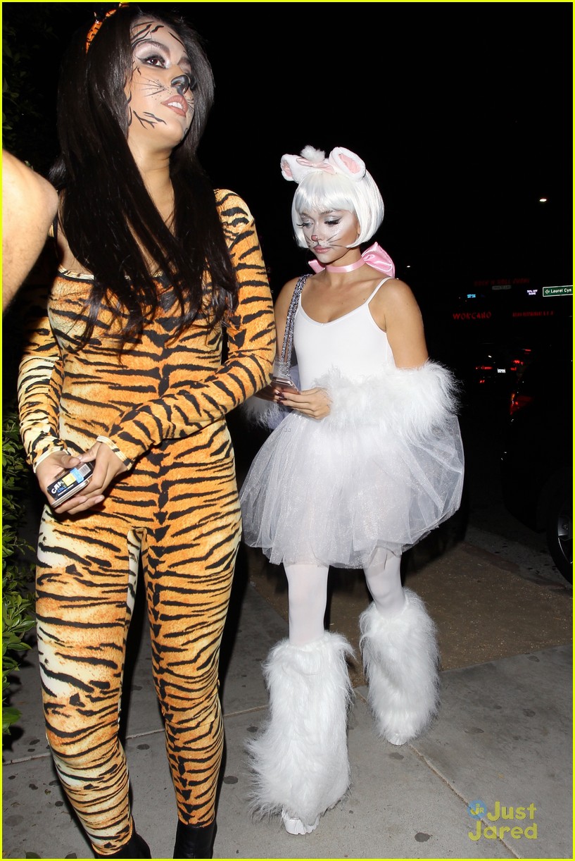 Sarah Hyland Has The Cutest 'Aristocats' Costumer Ever For Halloween