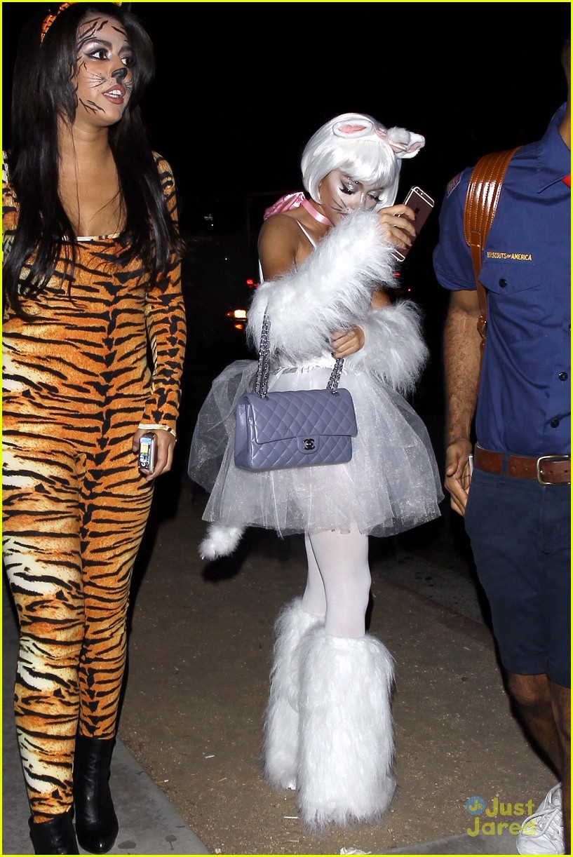 Sarah Hyland Has The Cutest 'Aristocats' Costumer Ever For Halloween