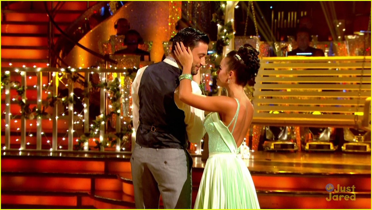 Jay McGuiness Tops Leaderboard On 'Strictly Come Dancing' For Flawless Waltz - Watch Here!