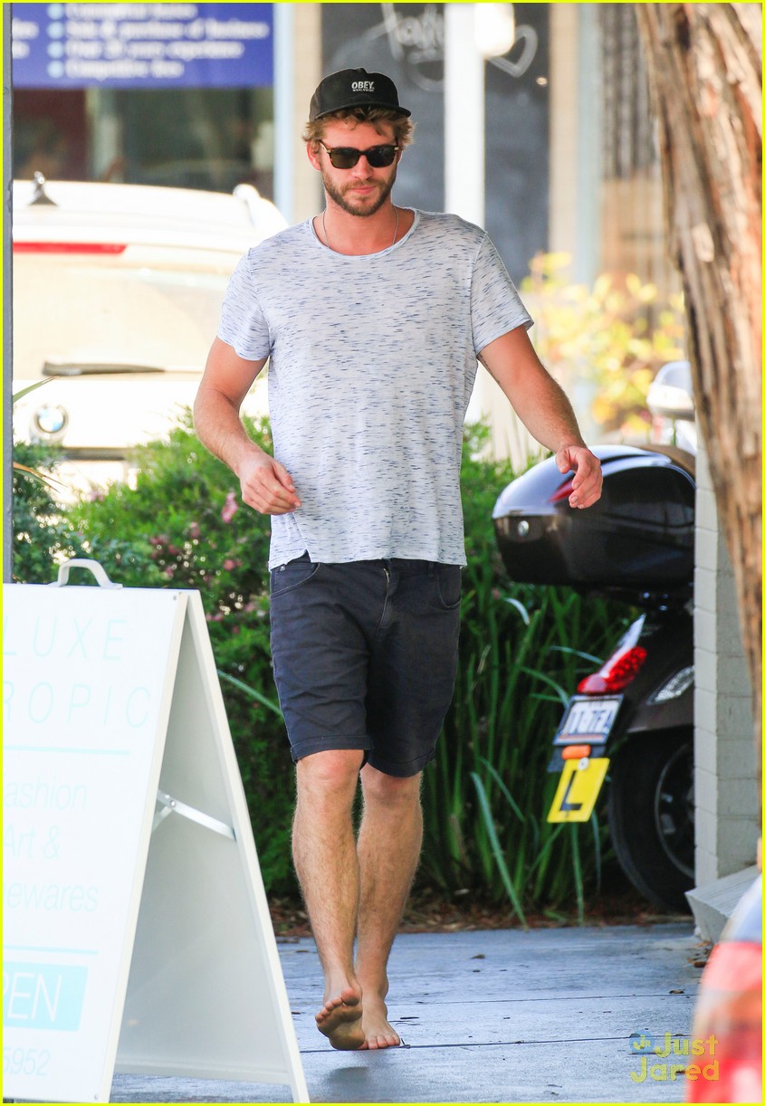 Liam Hemsworth Looks Amazing After Surfing
