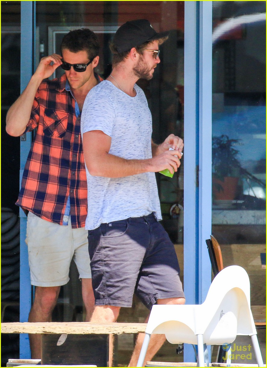 Liam Hemsworth Looks Amazing After Surfing