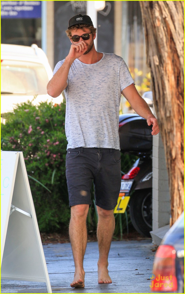 Liam Hemsworth Looks Amazing After Surfing