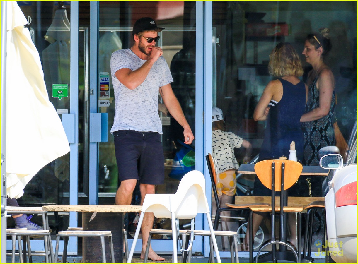 Liam Hemsworth Looks Amazing After Surfing