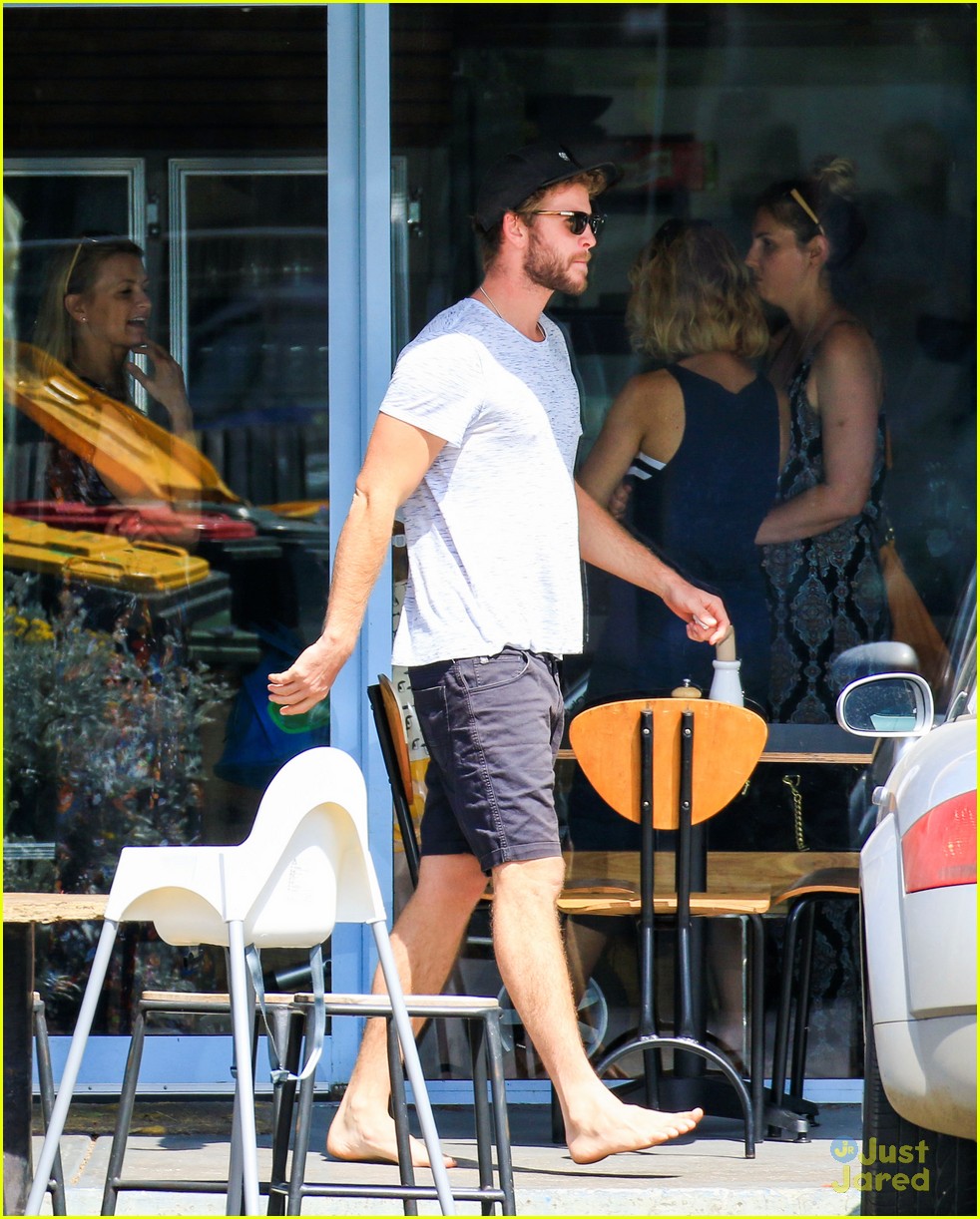 Liam Hemsworth Looks Amazing After Surfing