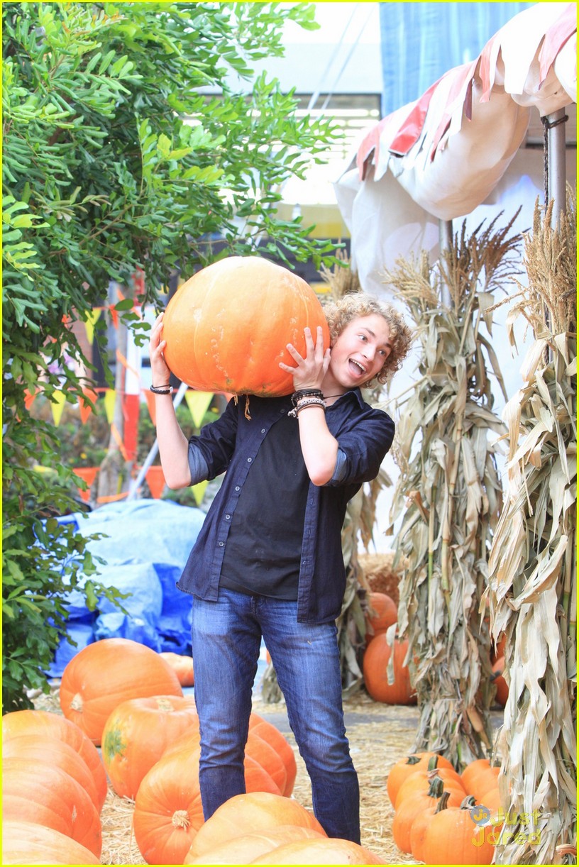 Invisible Sister's Paris Berelc & Will Meyers Go Pumpkin Picking Together