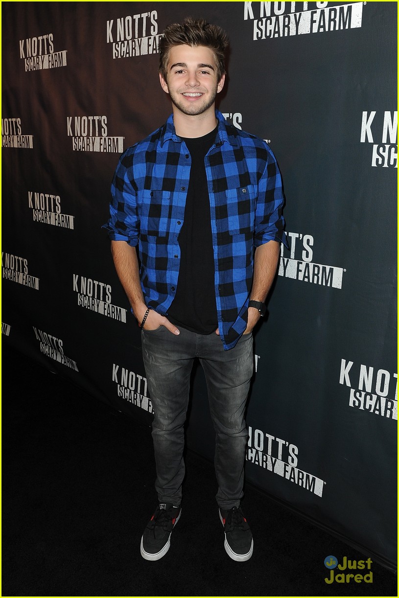 Ryan Newman & Kennedy Slocum Scare Up A Fun Night Out At Knott's Scary Farm