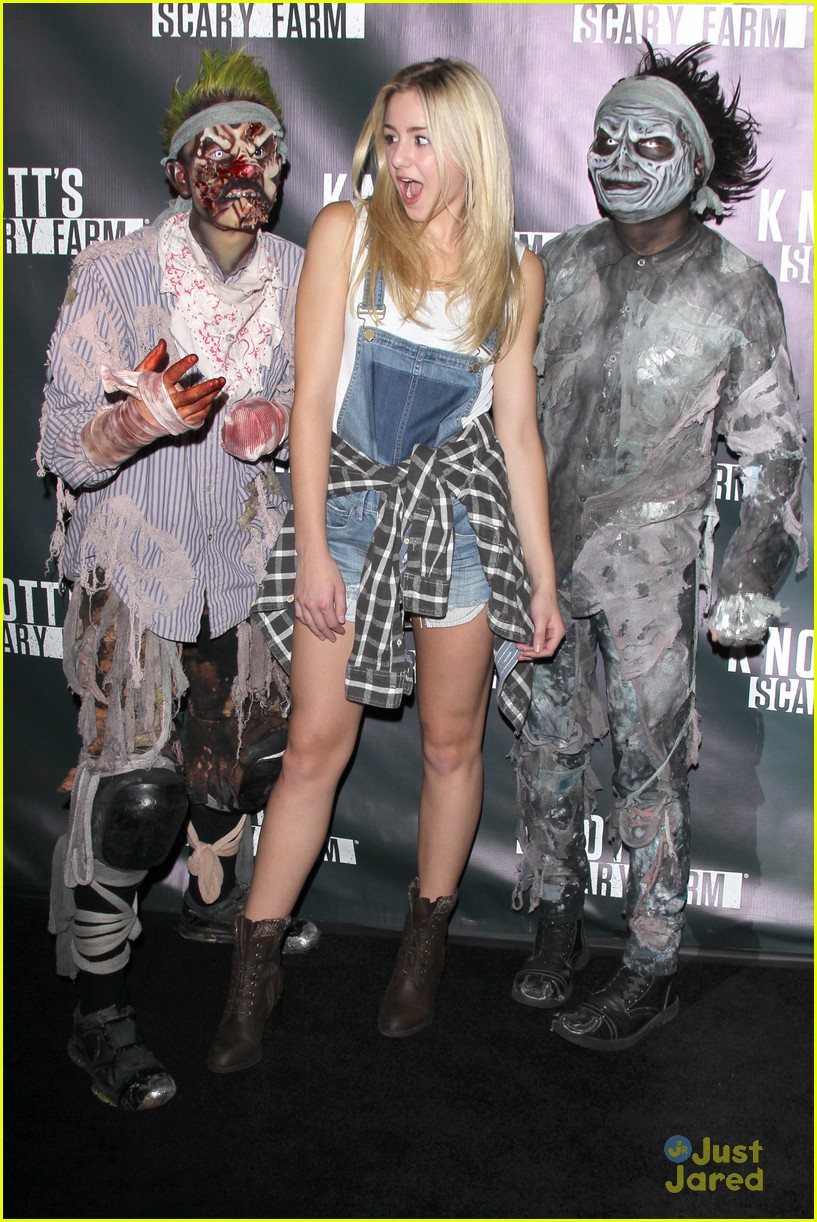 Victoria Justice & Peyton List Get A Fright At Knott's Scary Farm