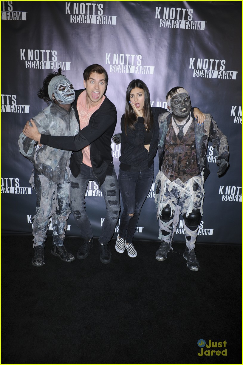 Victoria Justice & Peyton List Get A Fright At Knott's Scary Farm