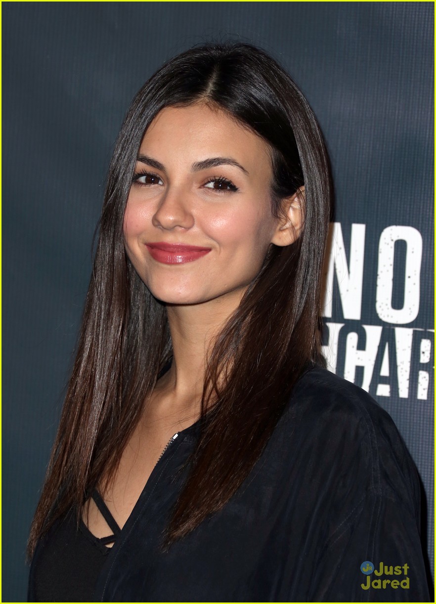 Victoria Justice & Peyton List Get A Fright At Knott's Scary Farm