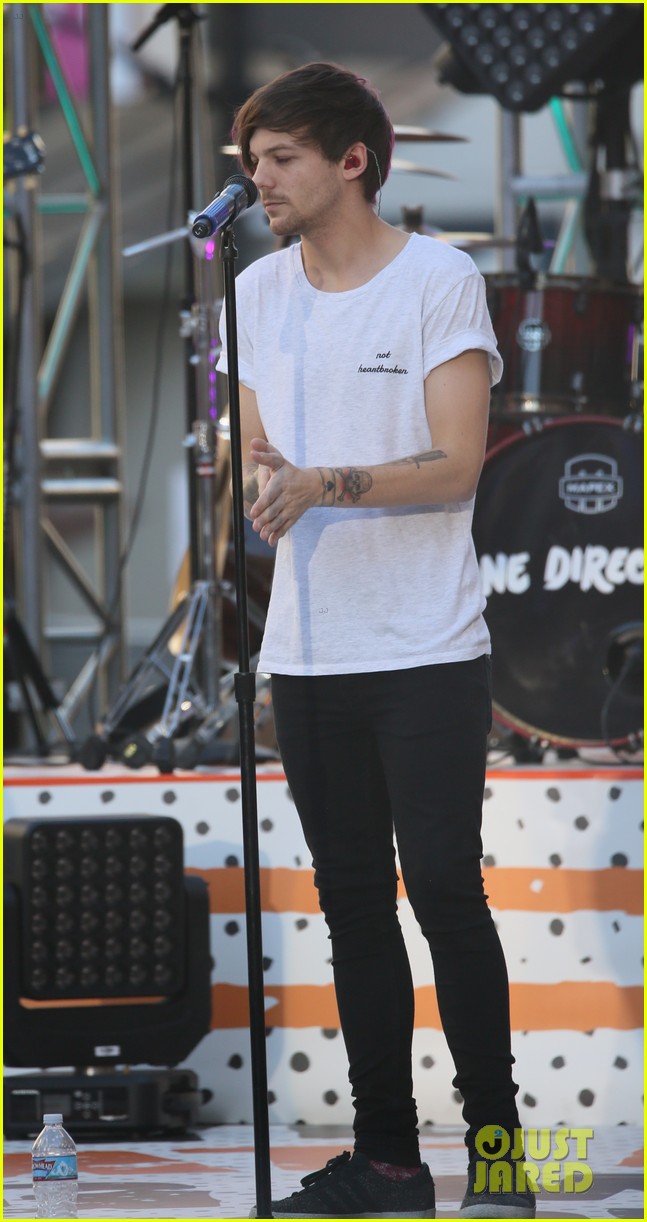 One Direction Perform Five Songs & Shut Down Hollywood Boulevard For 'Jimmy Kimmel Live'