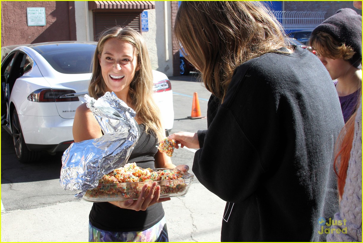 Alexa PenaVega Makes Marshmallow Treats For DWTS Fans