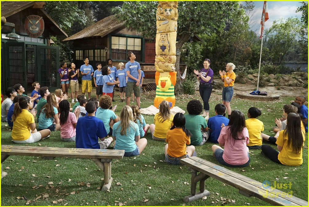 Emma Has To Pick Between Her Sister & BFF On Tonight's New 'Bunk'D'