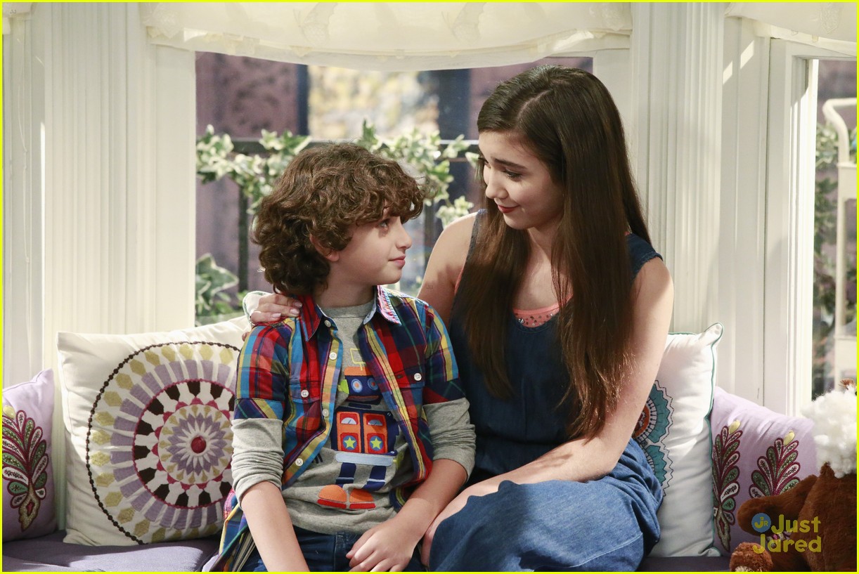 Maya's Dad Returns On Tonight's All-New 'Girl Meets World'