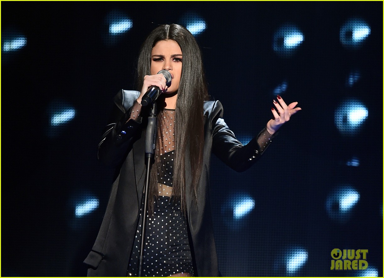 Selena Gomez Performs 'Same Old Love' at AMAs 2015 - Watch Now!