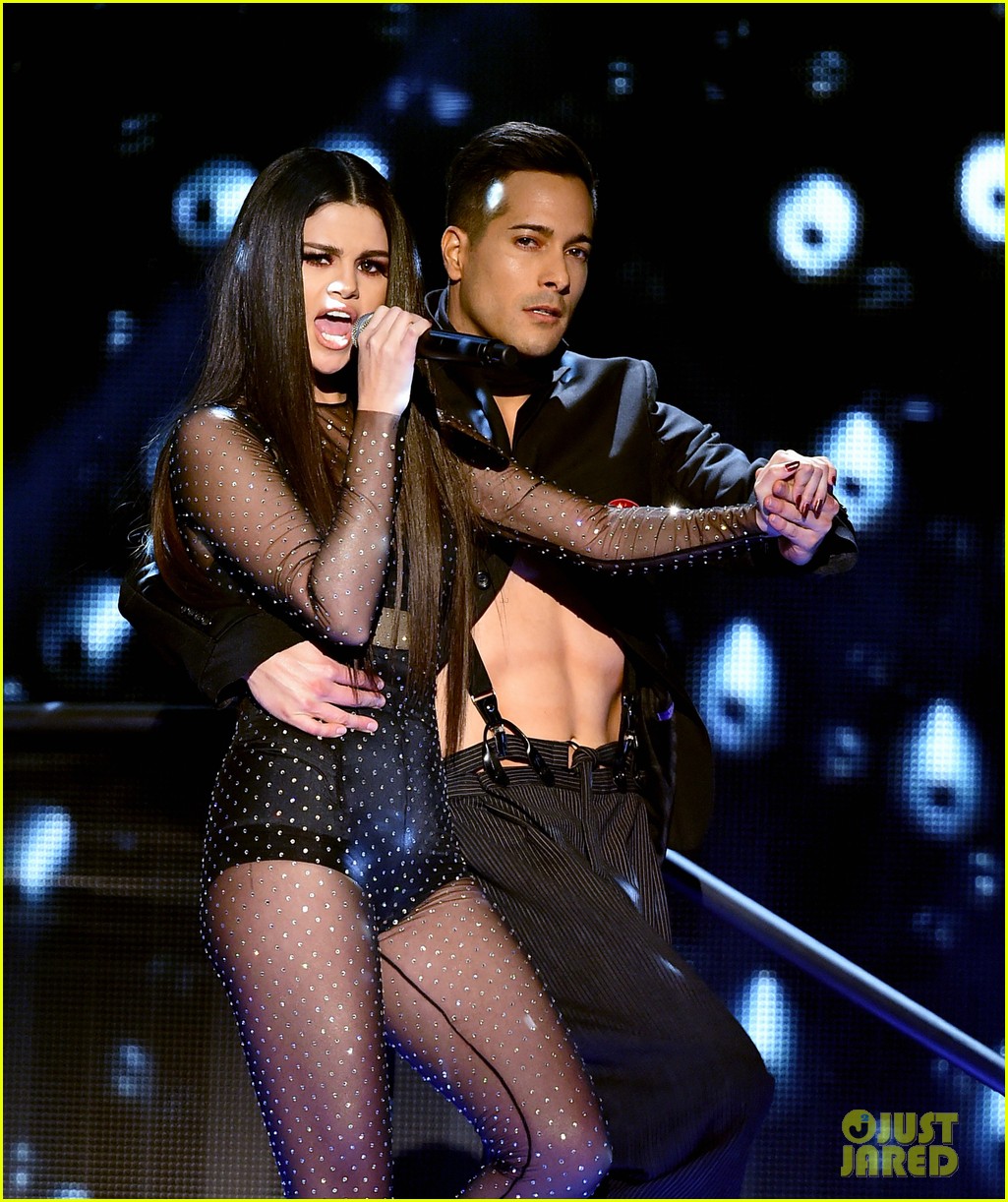 Selena Gomez Performs 'Same Old Love' at AMAs 2015 - Watch Now!