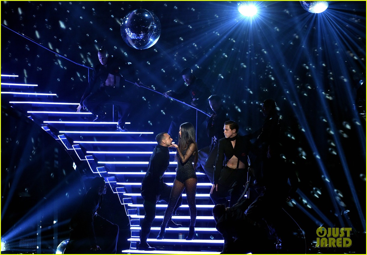 Selena Gomez Performs 'Same Old Love' at AMAs 2015 - Watch Now!