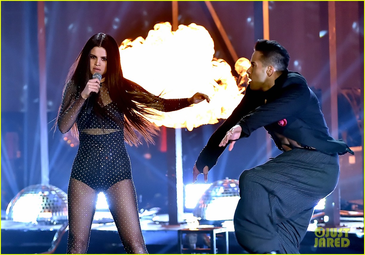 Selena Gomez Performs 'Same Old Love' at AMAs 2015 - Watch Now!