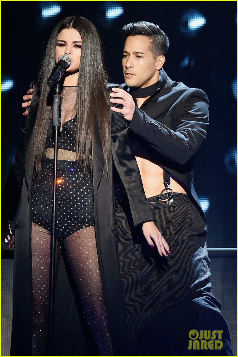 Selena Gomez Performs 'Same Old Love' at AMAs 2015 - Watch Now!