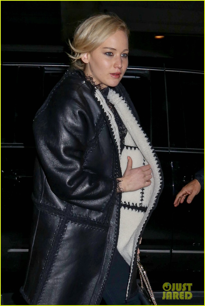 Jennifer Lawrence & Emma Stone Grab Dinner with Adele in NYC!