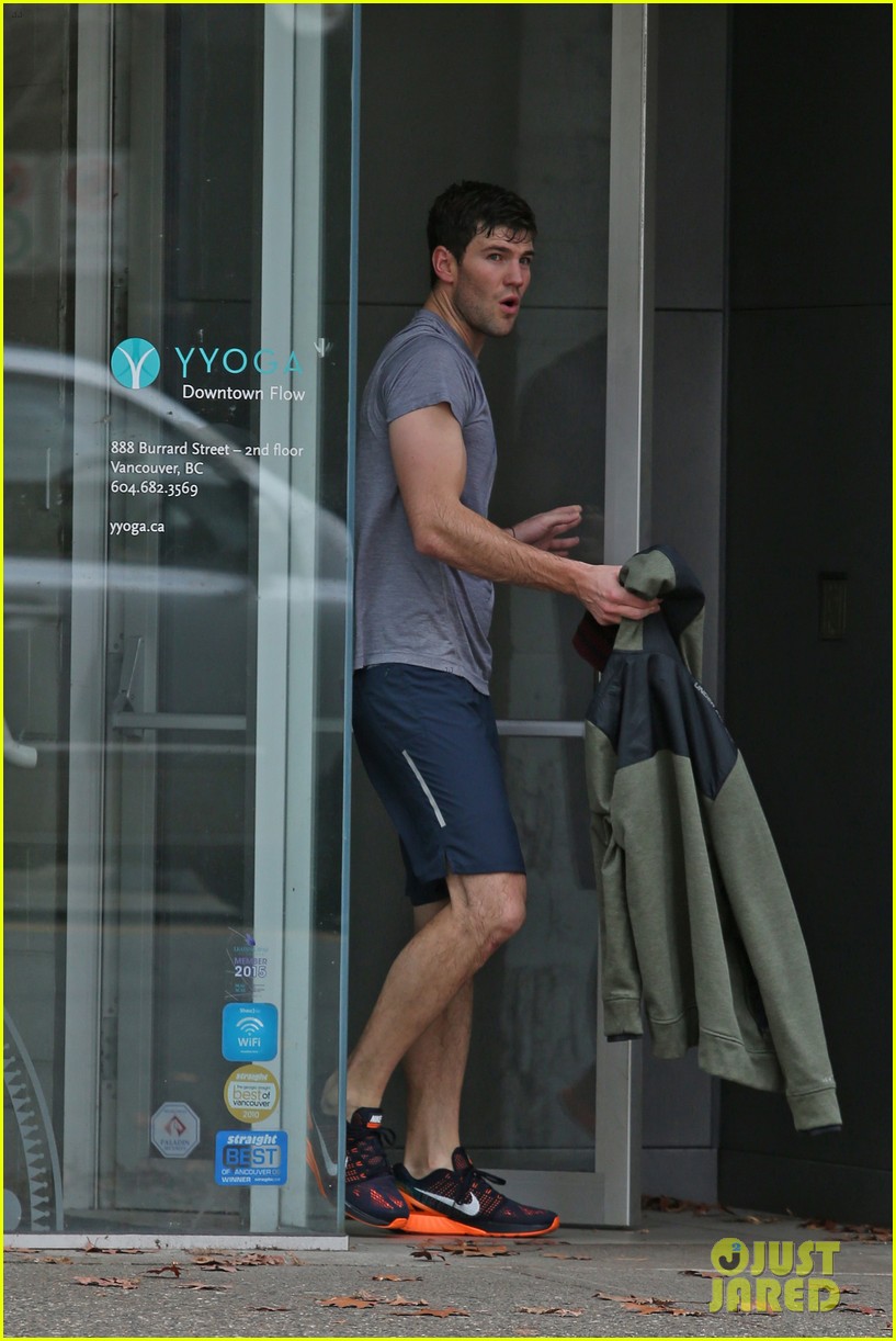 Nina Dobrev & Boyfriend Austin Stowell Do Hot Yoga Together in Vancouver!