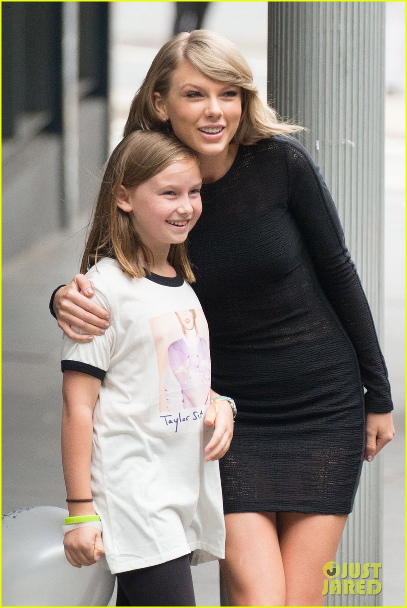 Taylor Swift Stops to Pose With Australian Fan!
