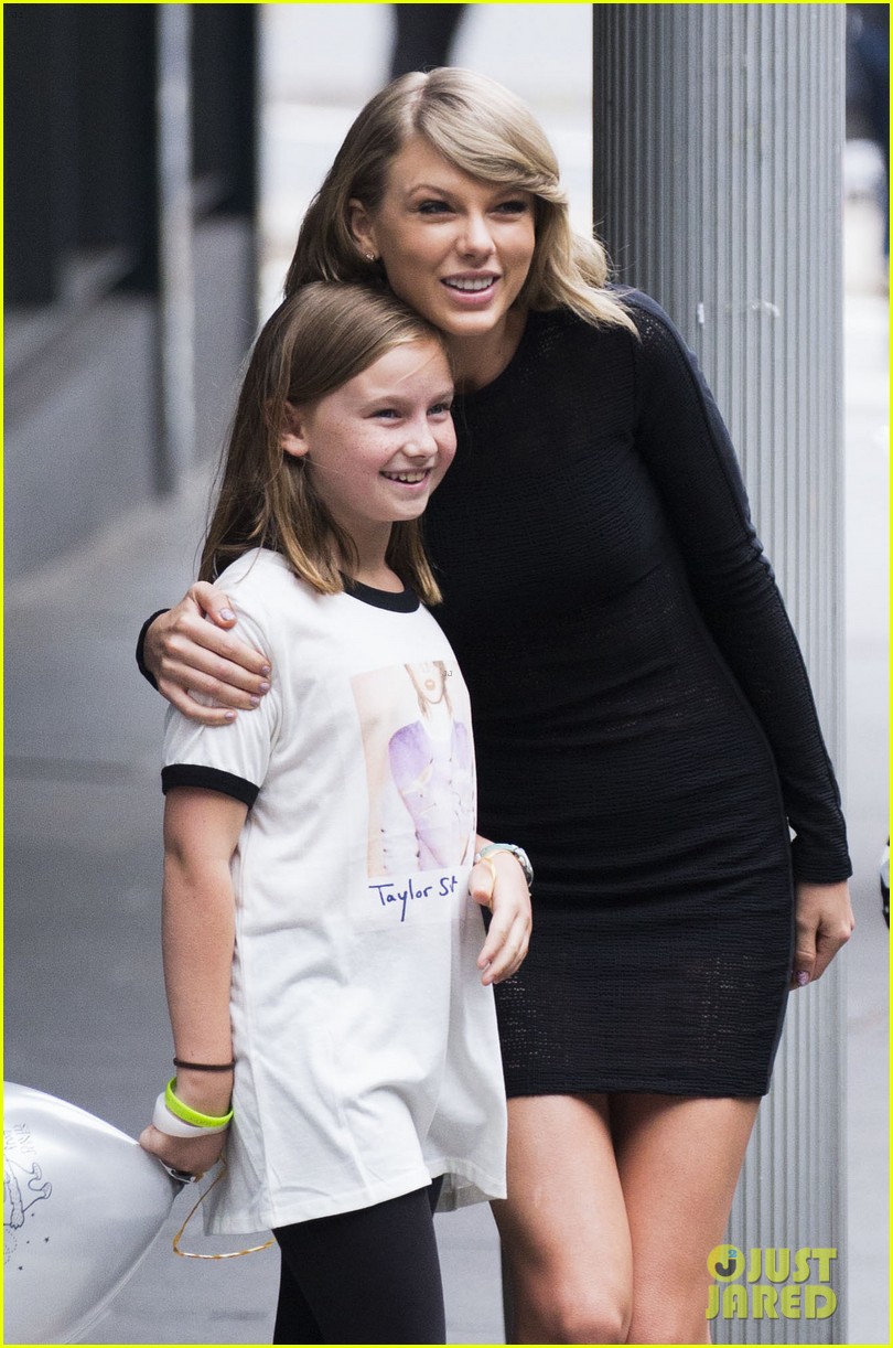 Taylor Swift Stops to Pose With Australian Fan!