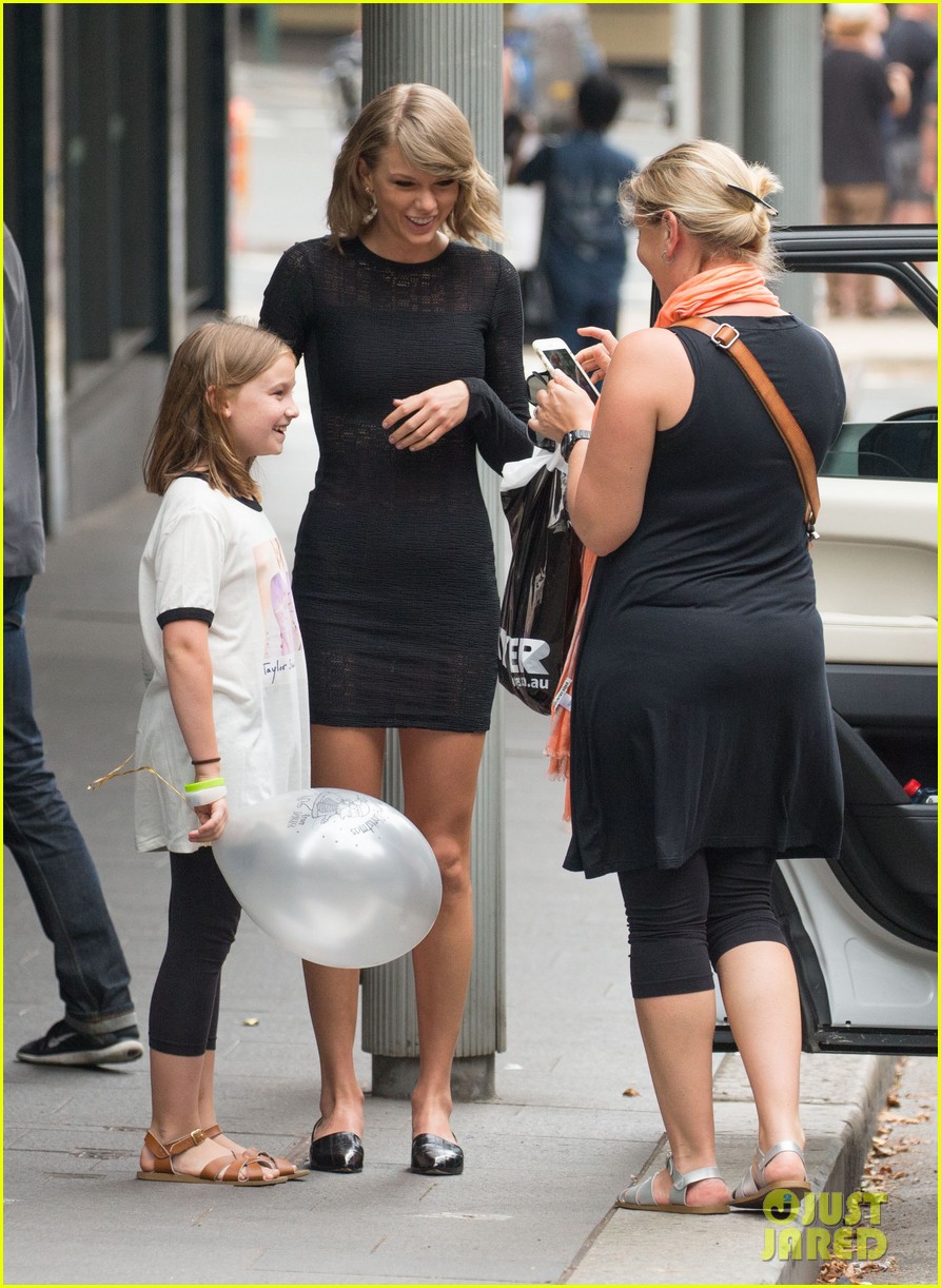Taylor Swift Stops to Pose With Australian Fan!