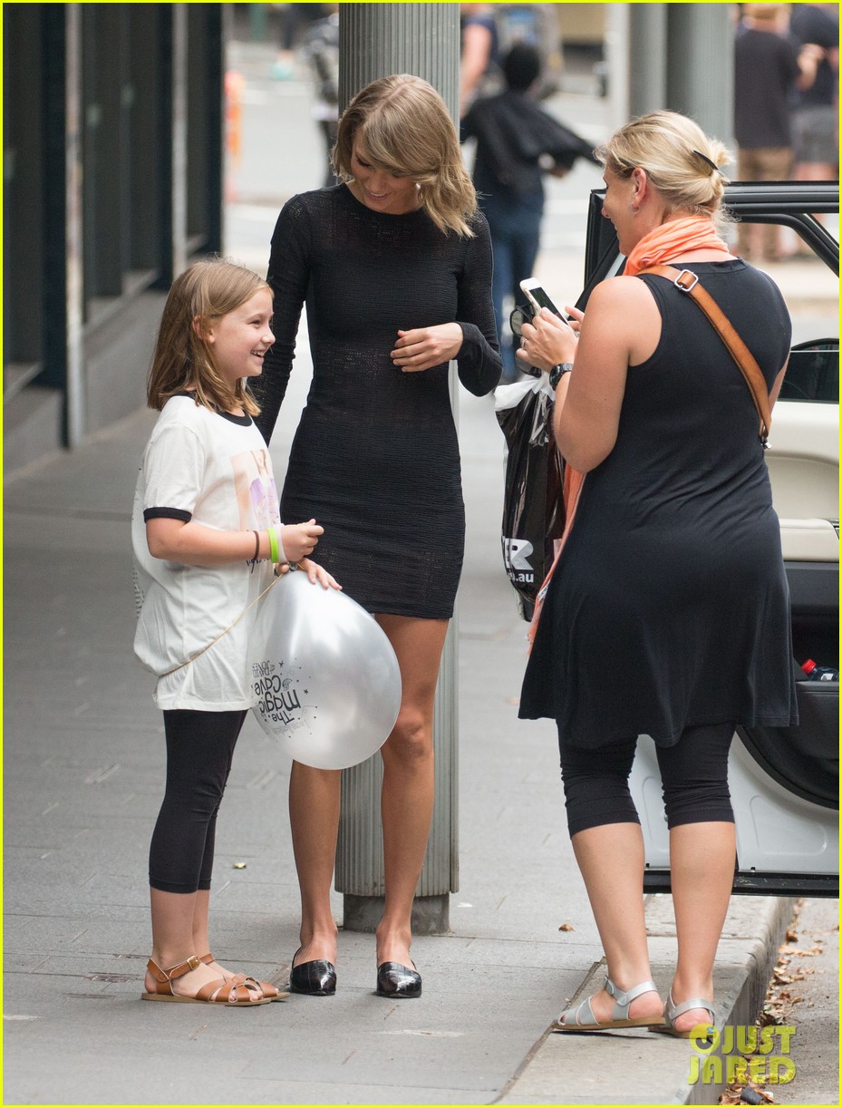 Taylor Swift Stops to Pose With Australian Fan!