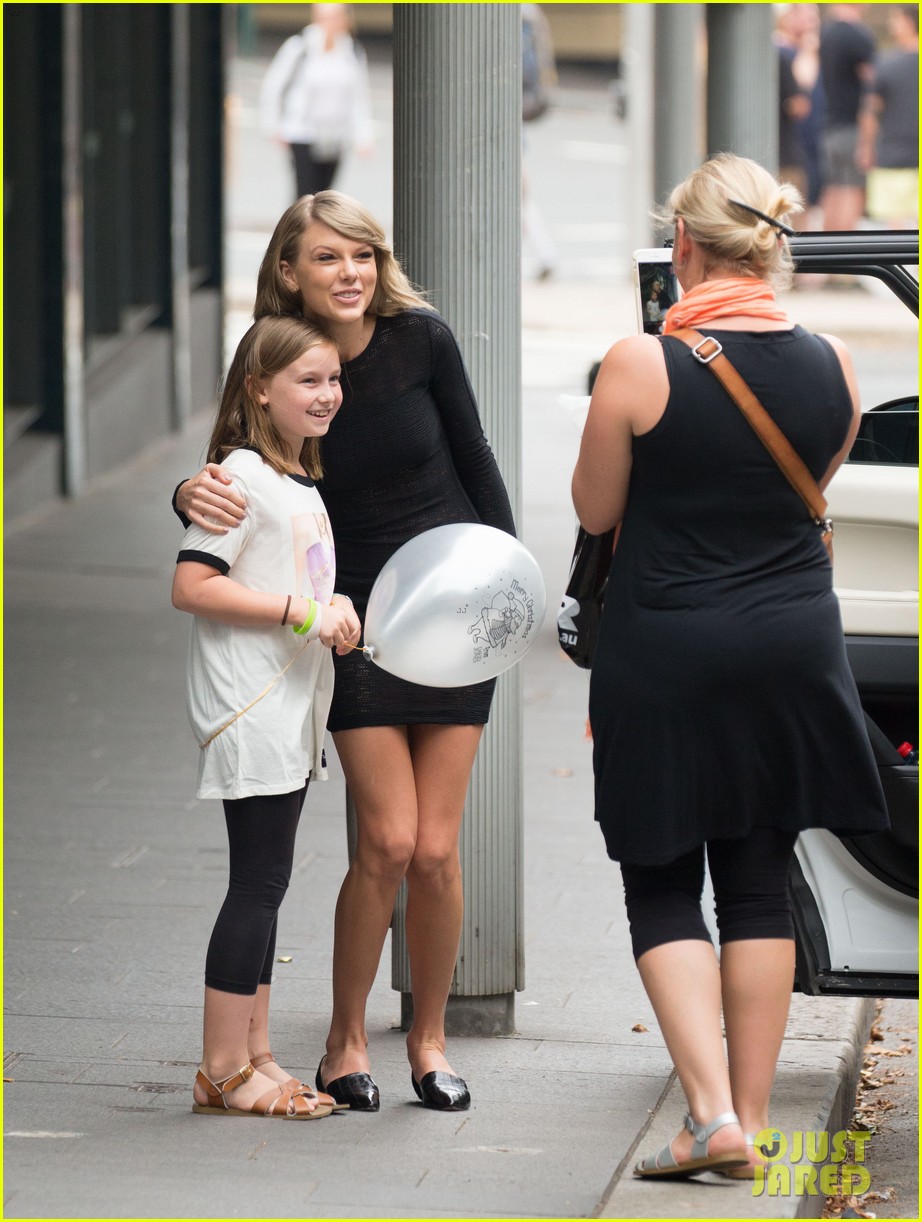 Taylor Swift Stops to Pose With Australian Fan!