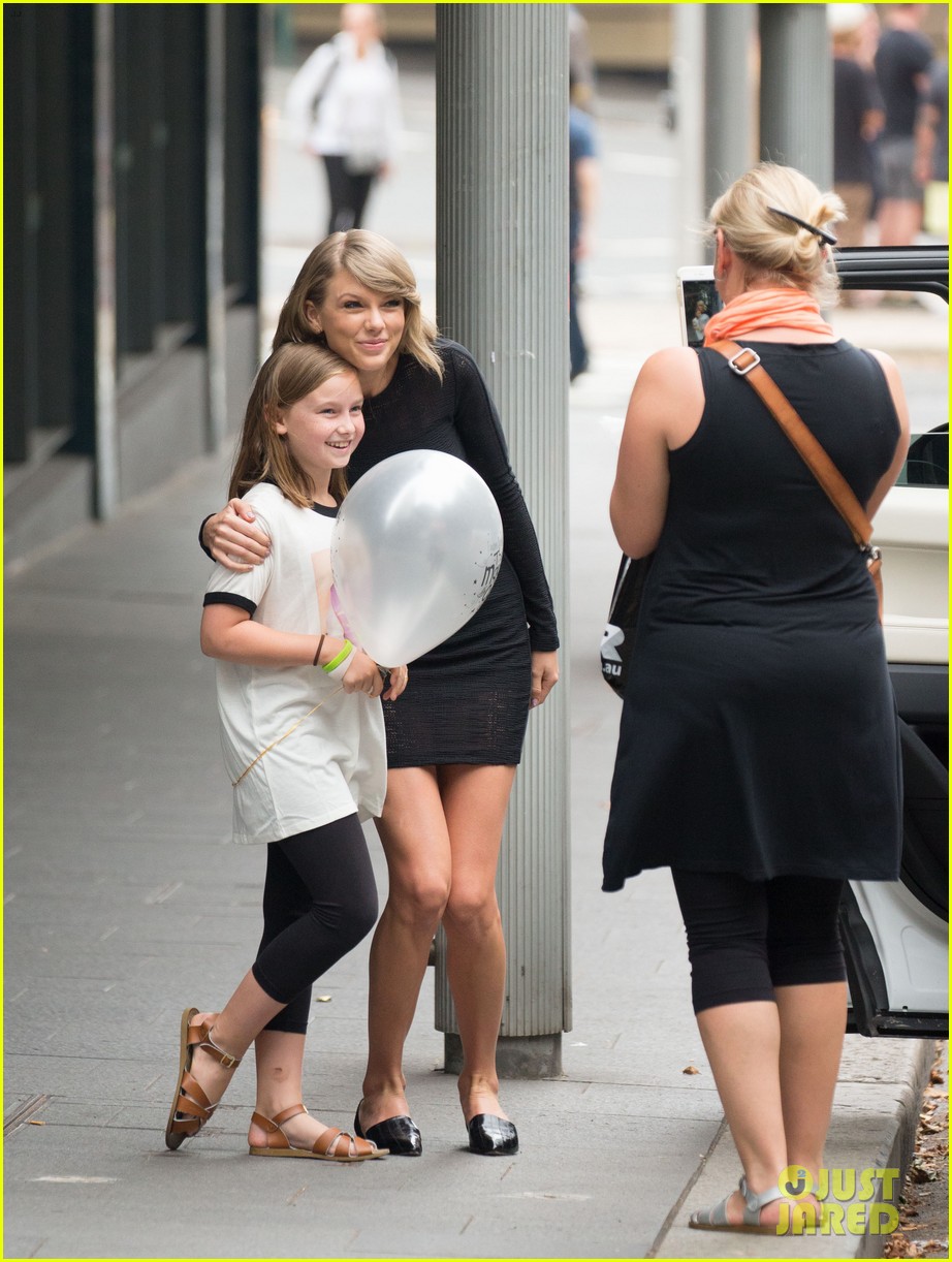 Taylor Swift Stops to Pose With Australian Fan!