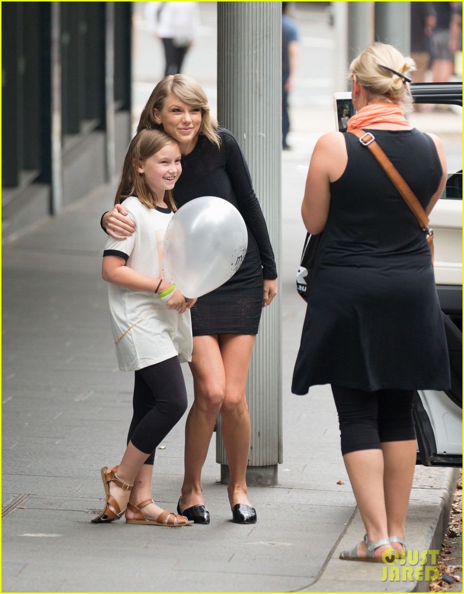 Taylor Swift Stops to Pose With Australian Fan!