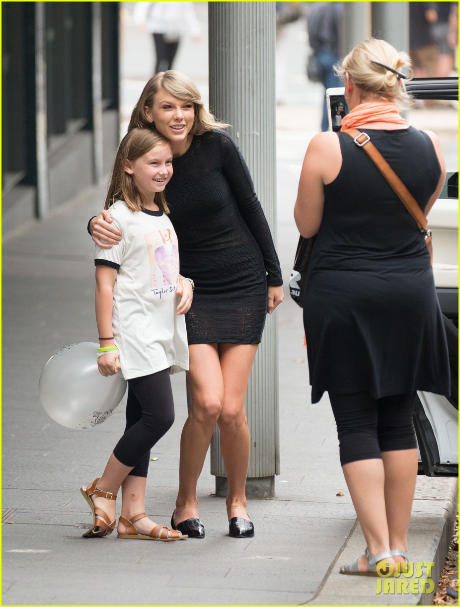 Taylor Swift Stops to Pose With Australian Fan!