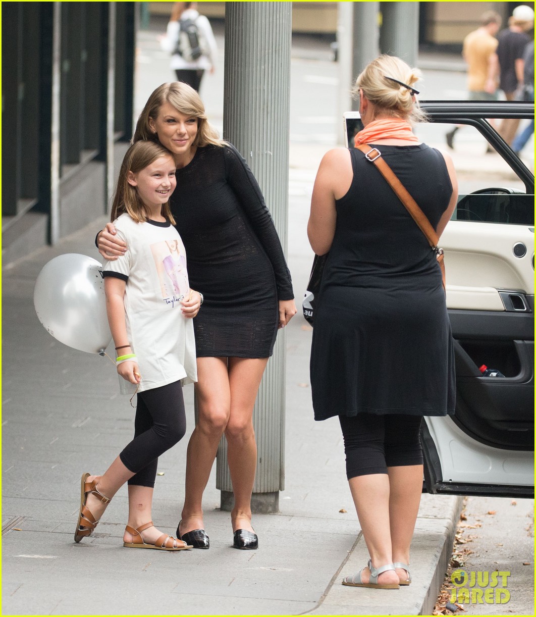 Taylor Swift Stops to Pose With Australian Fan!