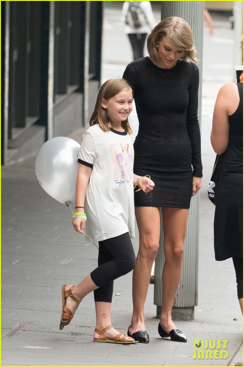 Taylor Swift Stops to Pose With Australian Fan!
