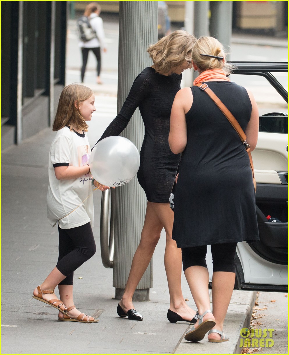 Taylor Swift Stops to Pose With Australian Fan!