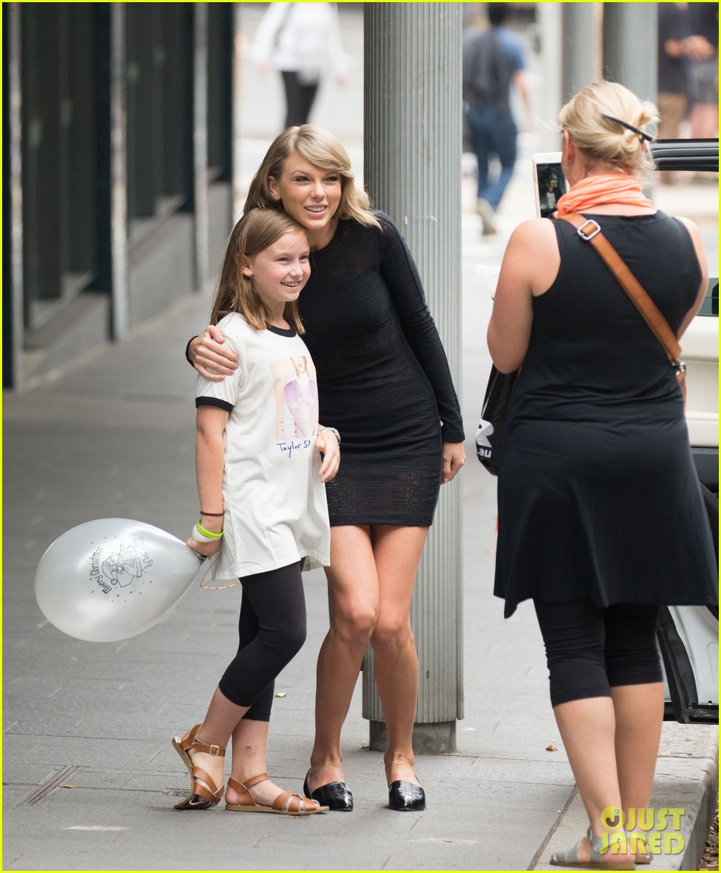 Taylor Swift Stops to Pose With Australian Fan!